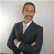 Docente universitario de economía y transformación digital. Fluido en tres idiomas con pasión para el aprendizaje continuo.